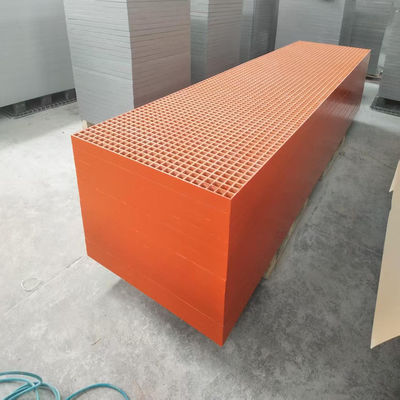 نرده مشبک به رنگ نارنجی با اندازه مش 40x40، ارتفاع 50 میلی‌متر، ابعاد پنل 1007x4040 میلی‌متر، سطح مقعر برای گذرگاه یا راهروی تصفیه‌خانه آب
