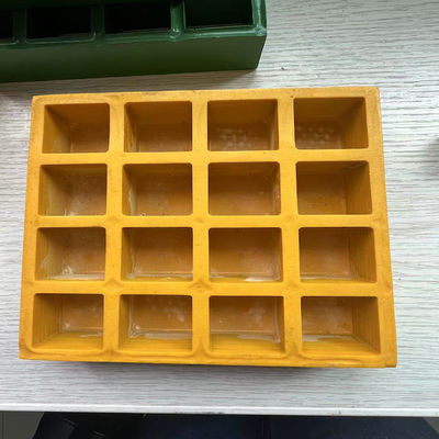 اندازه مش 38x38 میلی‌متر، گریتینگ قالب‌گیری شده FRP به رنگ زرد، سطح صاف با پوشش در یک طرف. بهترین عملکرد برای مسیر پیاده‌روی