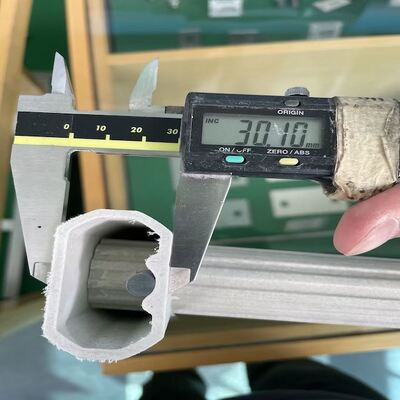 پروفایل های شکل نامنظم FRP که دارای ساخت سبک وزن و قدرت بالا و خواص ضد خوردگی عالی هستند